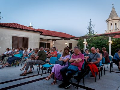Katja i Andrina povele publiku na nostalgično glazbeno putovanje